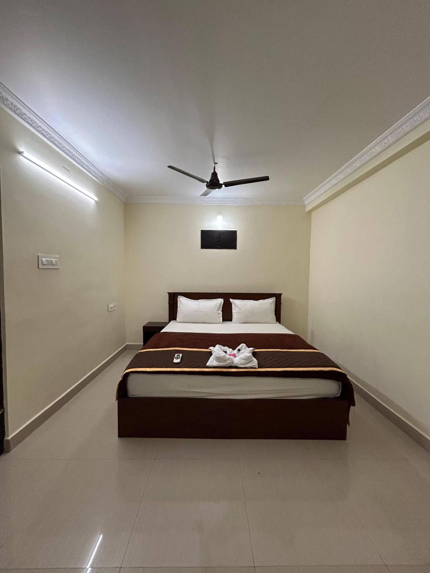 K V Suites Kochi Luaran gambar