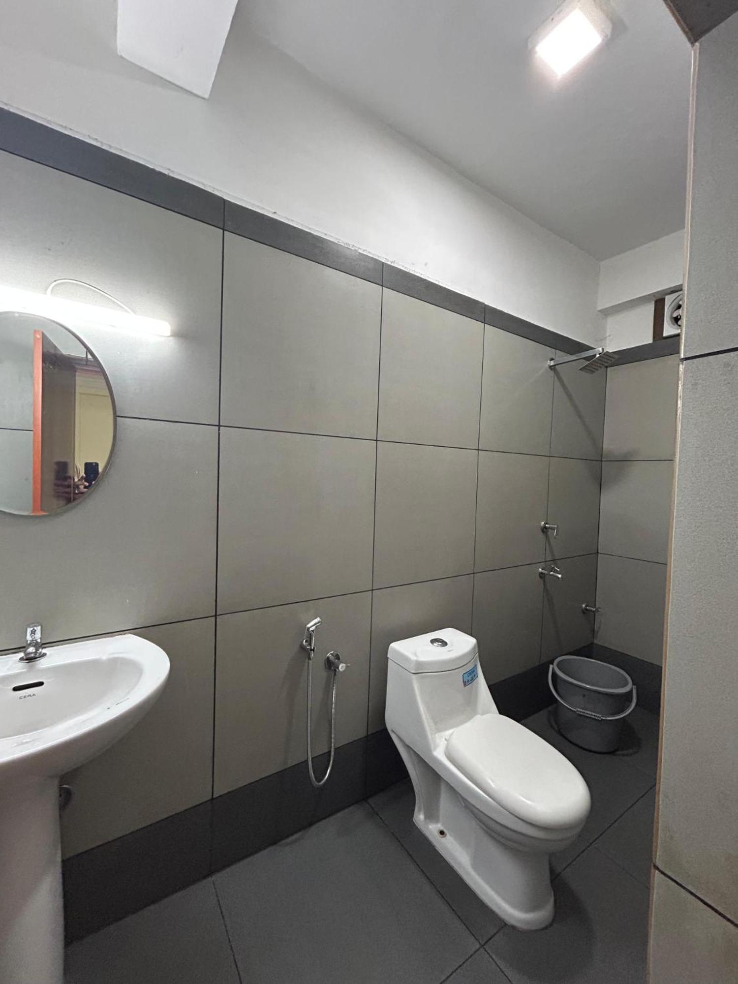 K V Suites Kochi Luaran gambar
