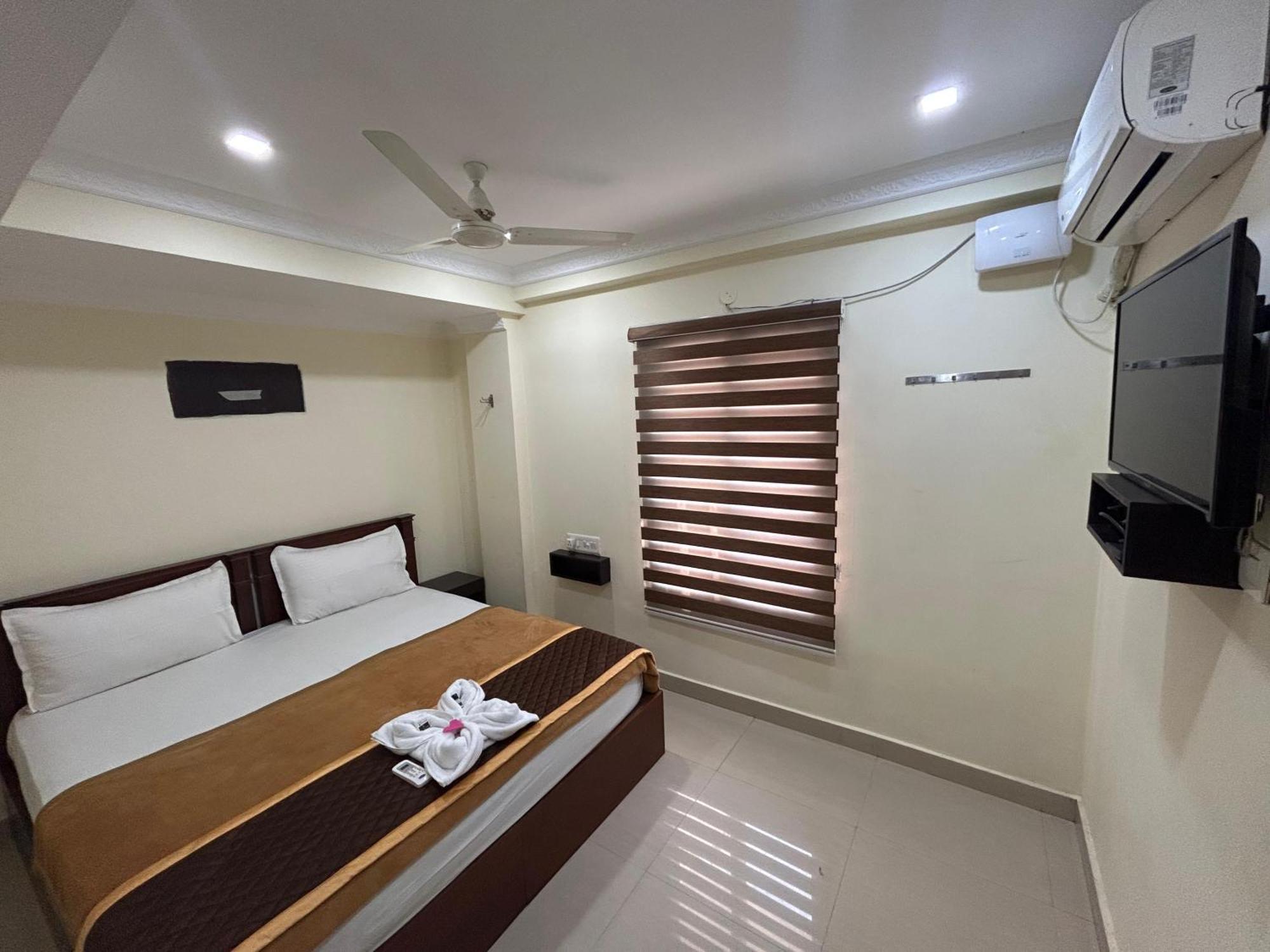 K V Suites Kochi Luaran gambar