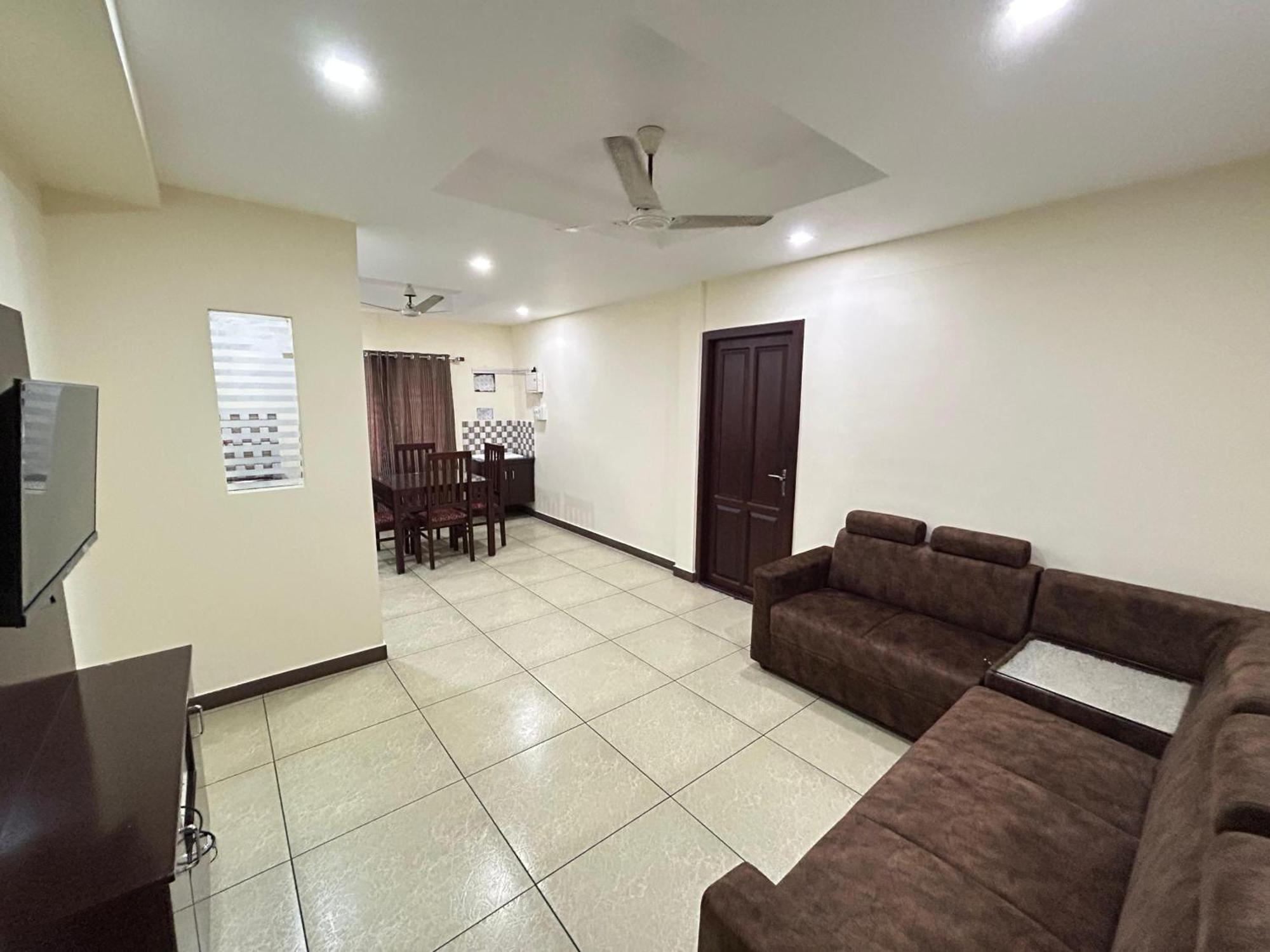 K V Suites Kochi Luaran gambar