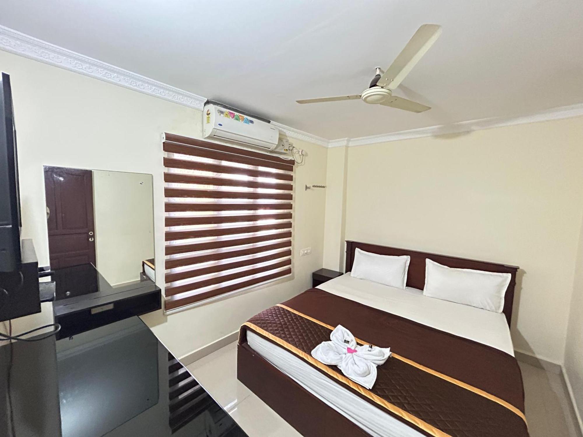 K V Suites Kochi Luaran gambar